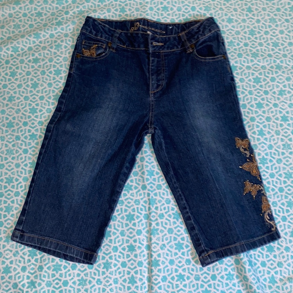 🦋SO wear it declare it butterfly embroidered capris